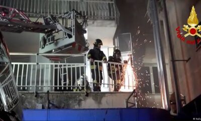 Bomberos italianos trabajan en el destruido hospital de Tívoli. Foto: DW.