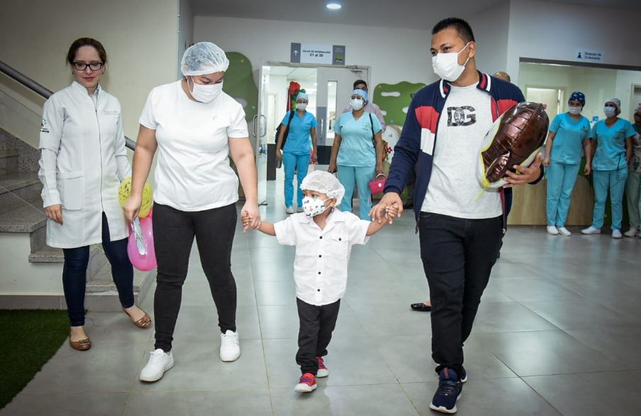 Se trata del primer paciente que viene del extranjero para este complejo y delicado tratamiento. Foto: Salud Pública.