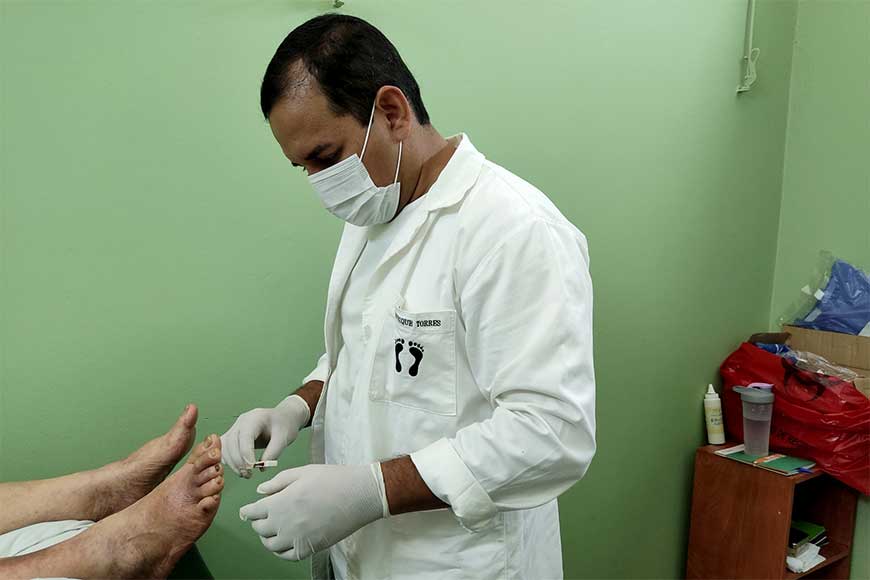 Especialista en pie diabético brinda atención en el Hospital General de Barrio Obrero. Foto: MSP BS.