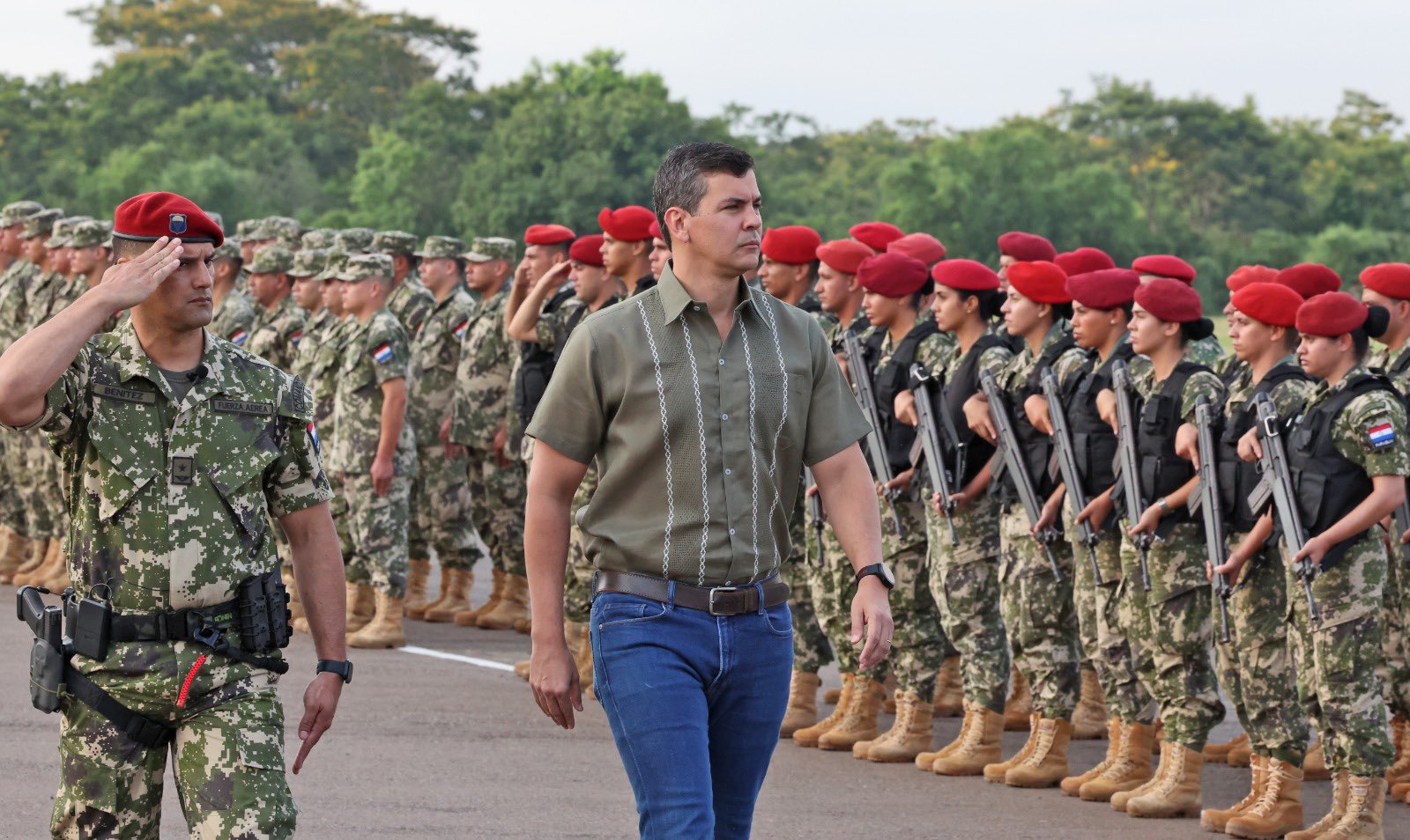 Santiago Peña en acto de las Fuerzas Aéreas. Foto: Gentileza.