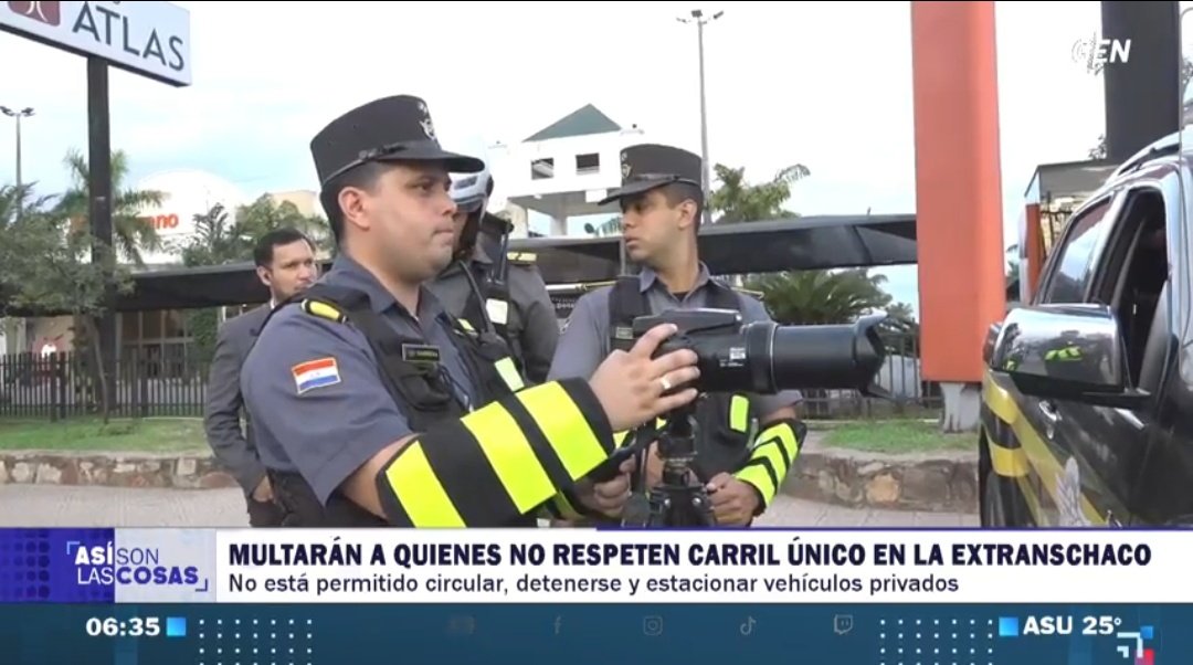 Policía Caminera controla el cumplimiento de carril exclusivo para buses. Foto: Captura.