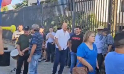 Pensionados y jubilados bancarios frente al TSJE. Foto: Captura de pantalla.