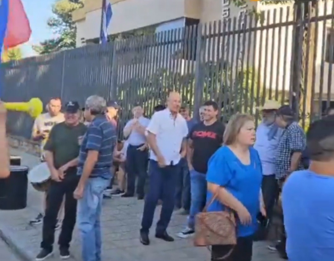 Pensionados y jubilados bancarios frente al TSJE. Foto: Captura de pantalla.