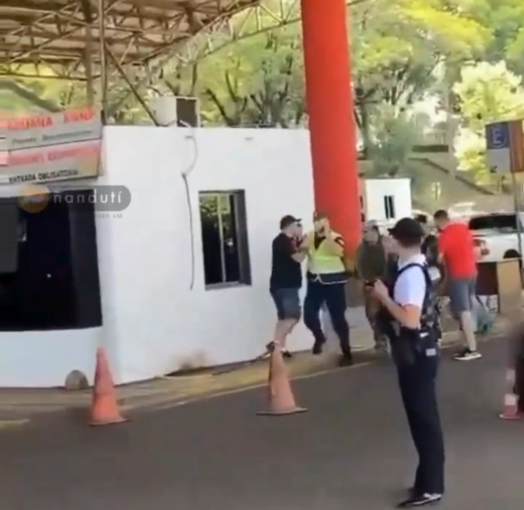 Momento en el que el hombre fue demorado. Foto: Captura de pantalla.