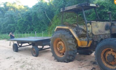 Tractor quemado por el EPP. Foto: Gentileza.