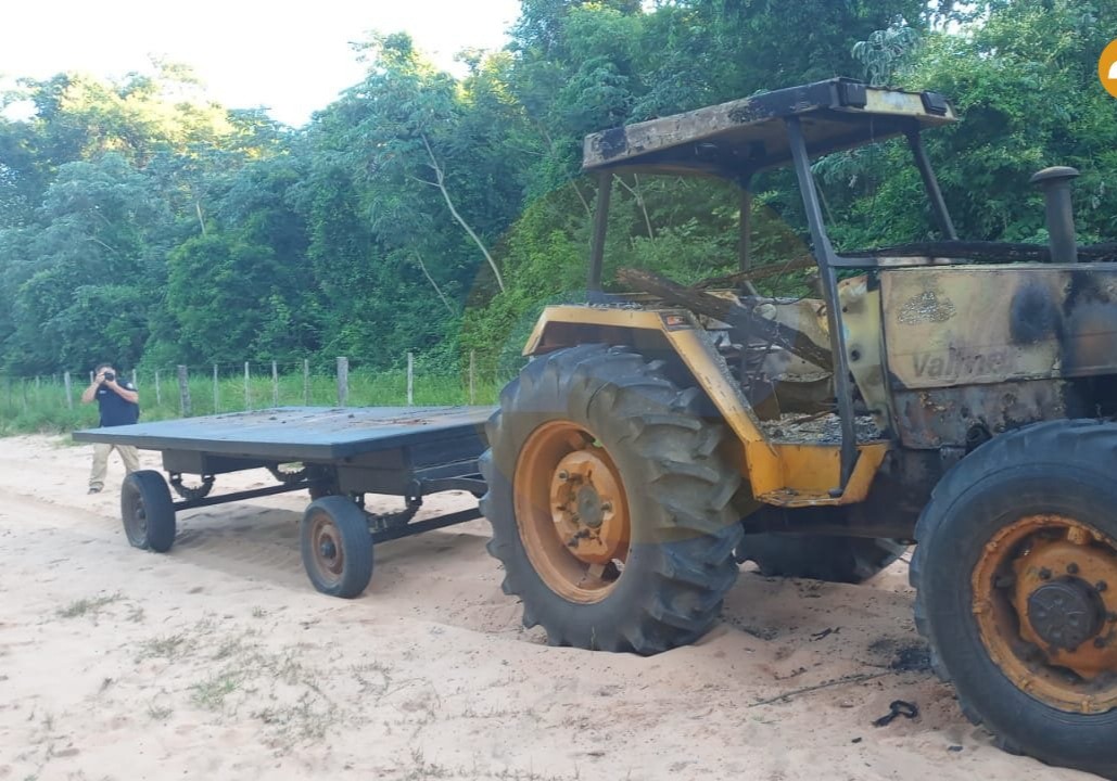 Tractor quemado por el EPP. Foto: Gentileza.