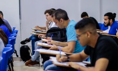 Jóvenes estudiantes universitarios. Foto: Universidad Central del Paraguay.