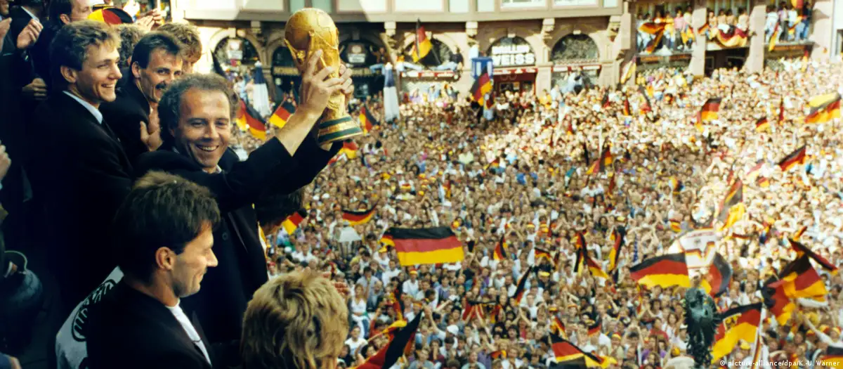 Franz Beckenbauer. Considerado como la máxima leyenda del fútbol alemán, campeón del mundo como jugador y como entrenador, el "Kaiser". Foto: DW. Archivo.