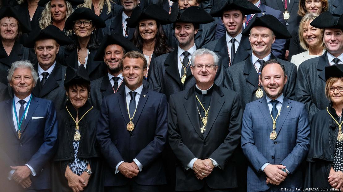 El presidente francés, Emmanuel Macron, junto al obispo de Urgell y copríncipe de Andorra, Joan-Enric Vives, en una imagen de archivo.Imagen: DW