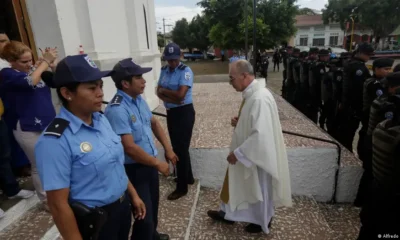 Numerosos sacerdotes nicaragüenses como el padre Edwing Román (en la foto) han sido persegidos y forzados a exiliarse debido a la represión del gobierno de Daniel Ortega contra la Iglesia. Foto: DW.