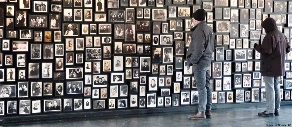 Exposición en Auschwitz-Birkenau: cientos de fotos que dan testimonio de las víctimas del terror nazi en el Holocausto. Foto: DW.