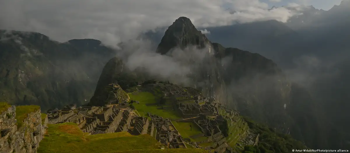 Patrimonio Cultural de la Humanidad desde 1983, Machu Picchu, ubicado a 130 kilómetros de la ciudad de Cusco y a 2.438 metros de altura, fue construido en el siglo XV por orden del emperador inca Pachacútec (1438-1470). Foto: DW. Archivo.