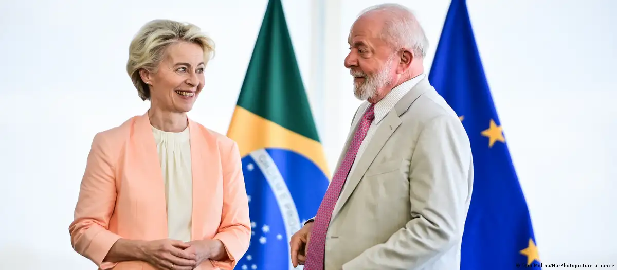 El presidente brasileño Luiz Inácio Lula da Silva recibe a la presidenta de la Comisión Europea, Ursula von der Leyen, para discutir un acuerdo entre Mercosur y la Unión Europea, en el Palacio Planalto de Brasilia, Brasil. Foto: DW. Archivo.