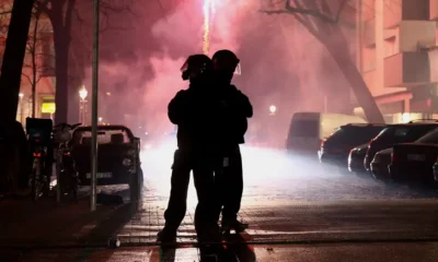 Policías berlineses durante las celebraciones de Año Nuevo en la capital alemana. Foto: DW.