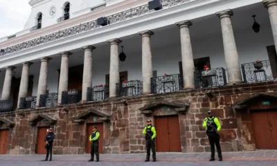 Policías hacen guardia frente a Palacio de Carondelet, sede del Gobierno y residencia oficial del presidente de la República del Ecuador, ubicado en el centro histórico de la ciudad capital de Quito. Foto: DW.