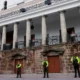 Policías hacen guardia frente a Palacio de Carondelet, sede del Gobierno y residencia oficial del presidente de la República del Ecuador, ubicado en el centro histórico de la ciudad capital de Quito. Foto: DW.