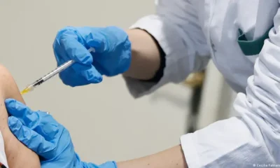 Una mujer recibe una vacuna contra el coronavirus. Foto: DW.