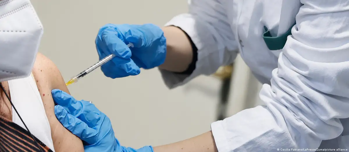 Una mujer recibe una vacuna contra el coronavirus. Foto: DW.