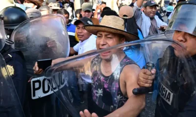 Manifestantes intentando impedir juramento de Bernardo Arévalo. Foto: DW.