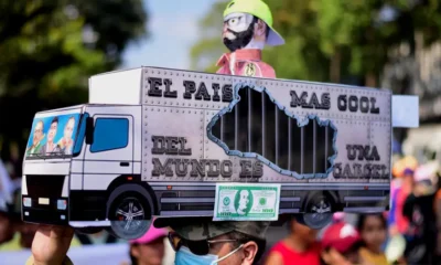 Marcha contra Bukele en El Salvador. Foto: DW.