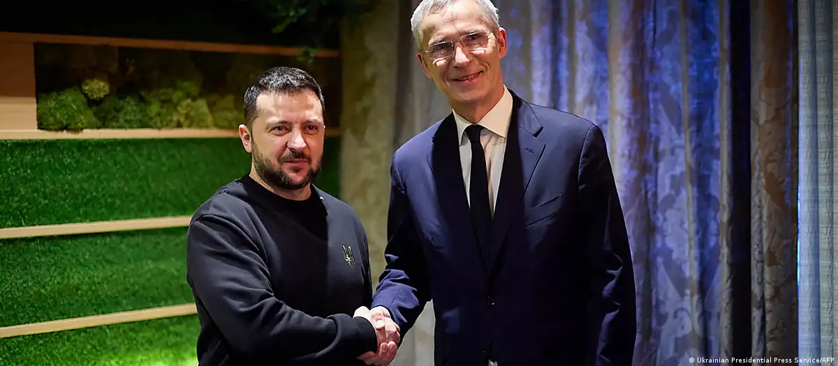 El presidente de Ucrania, Volodimir Zelenski (izqda.), y el secretario general de la OTAN, Jens Stoltenberg, en el Foro Económico Mundial de Davos. Foto: DW.