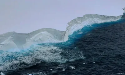 Enormes cuevas y arcos en este iceberg. Foto: DW.