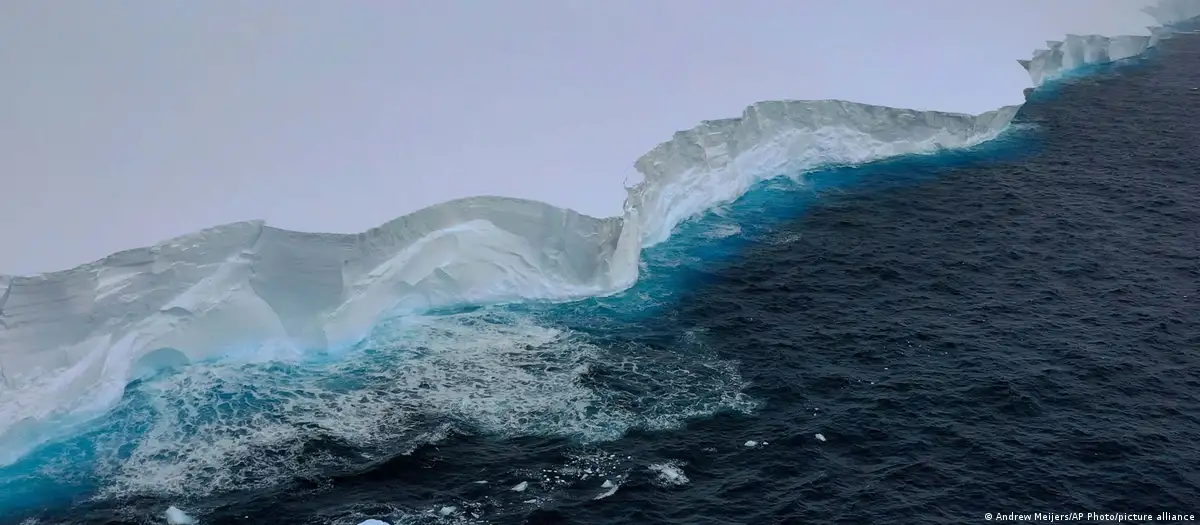 Enormes cuevas y arcos en este iceberg. Foto: DW.