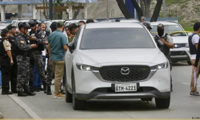 La Policía de Ecuador, en el lugar donde fue asesinado a tiros el fiscal que investigaba la toma del canal TC de televisión en Guayaquil por un grupo de delincuentes. Foto: DW.