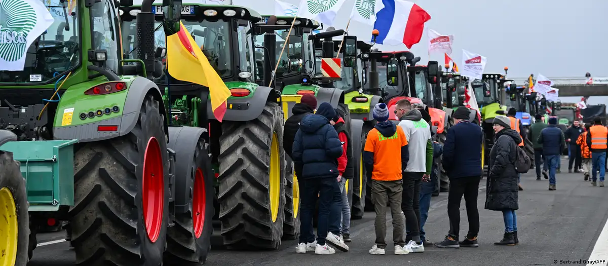 Las protestas agrícolas para rechazar varios asuntos, entre ellos el acuerdo UE-Mercosur, han sido especialmente intensas en Francia. Foto: DW.