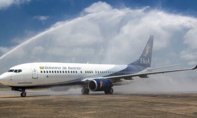 El vuelo inaugural fue recibido con un emocionante arco de agua. Foto: Dinac.