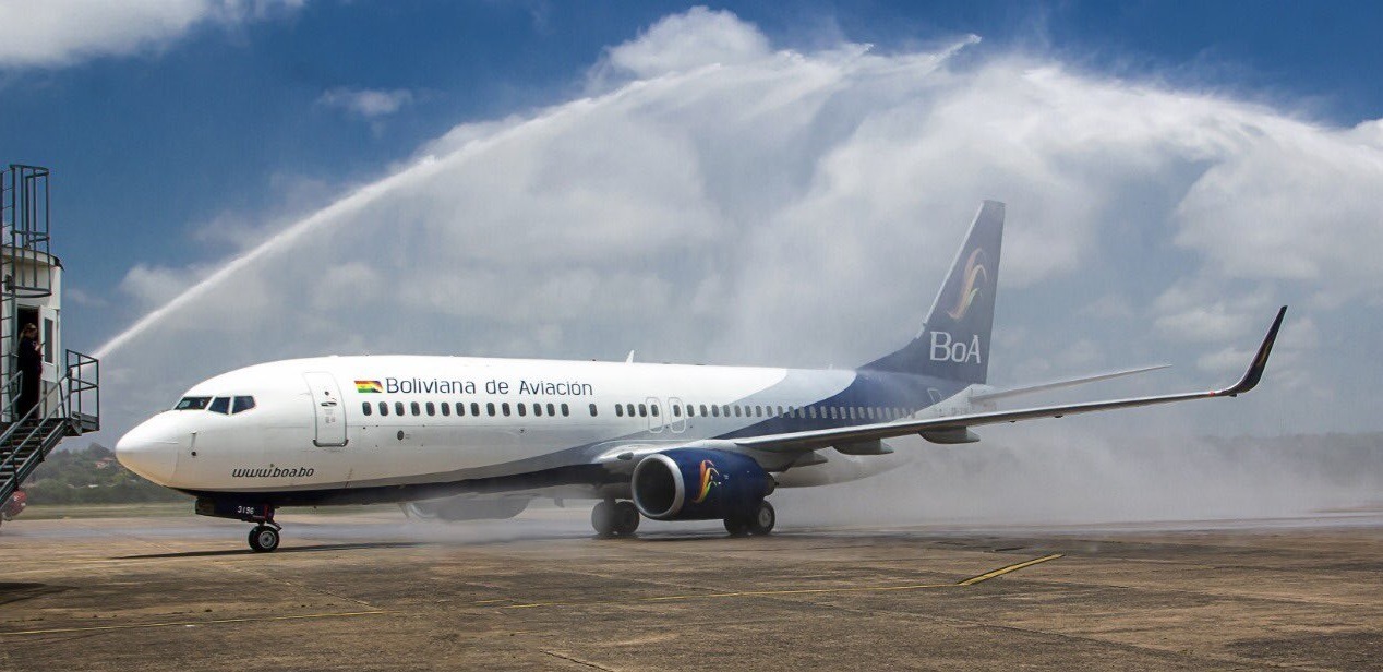 El vuelo inaugural fue recibido con un emocionante arco de agua. Foto: Dinac.