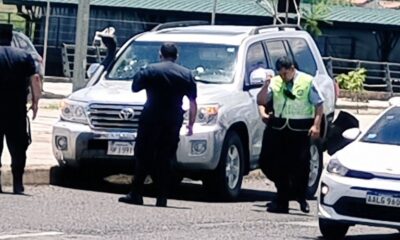 Camioneta baleada a bordo de dos sujetos que salieron ilesos. Foto: captura de pantalla.