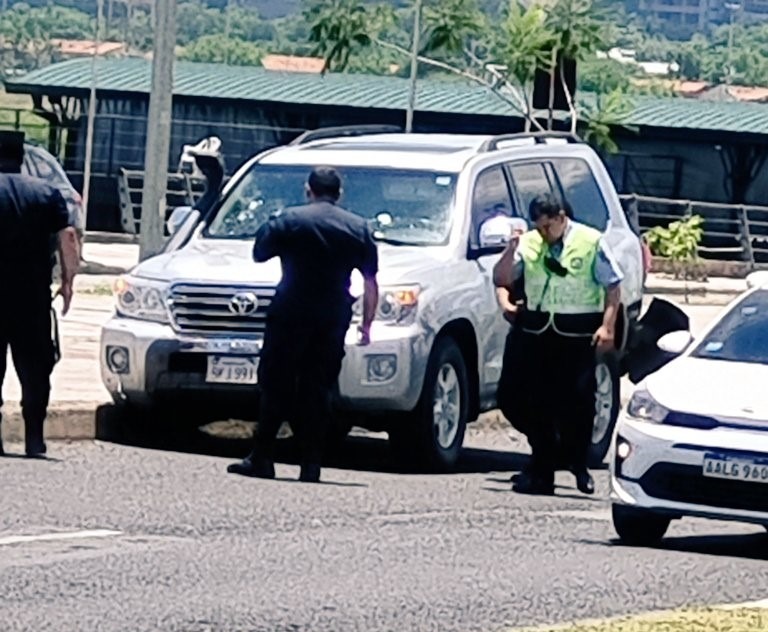 Camioneta baleada a bordo de dos sujetos que salieron ilesos. Foto: captura de pantalla.