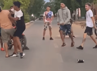 Momento en que uno de los jóvenes golpea brutalmente a otro ante la mirada de sus amigos. Foto: Captura de video.