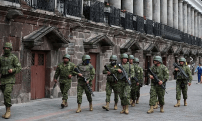 Soldados ecuatorianos patrullan una calle en Quito. Foto: El País.