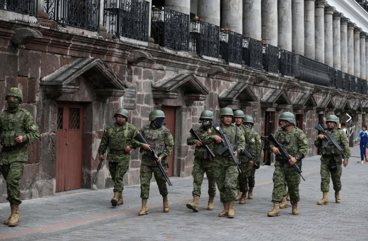 Soldados ecuatorianos patrullan una calle en Quito. Foto: El País.