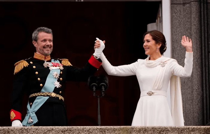 Los reyes Federico X y Mary en el balcón del palacio de Christiansborg. Foto: Infobae.