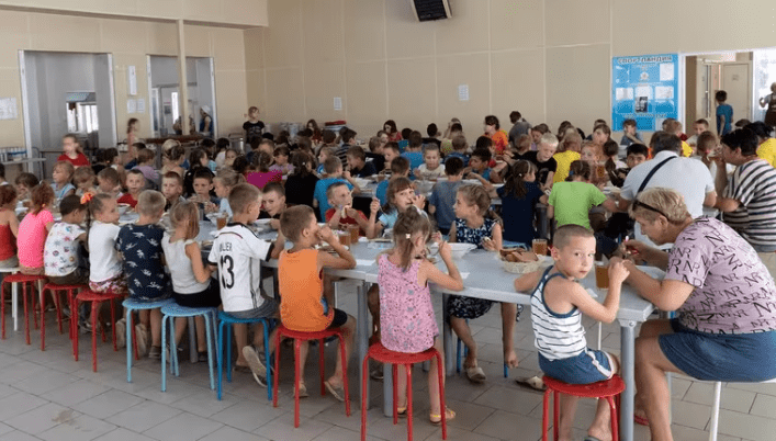 Niños ucranianos llevados por la fuerza por rusos. Foto: Infobae.