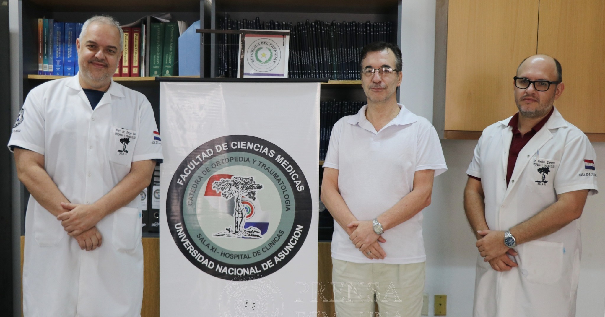 Equipo médico que realizó la compleja cirugía. Foto: Facultad de Ciencias Médicas de la Universidad Nacional de Asunción.