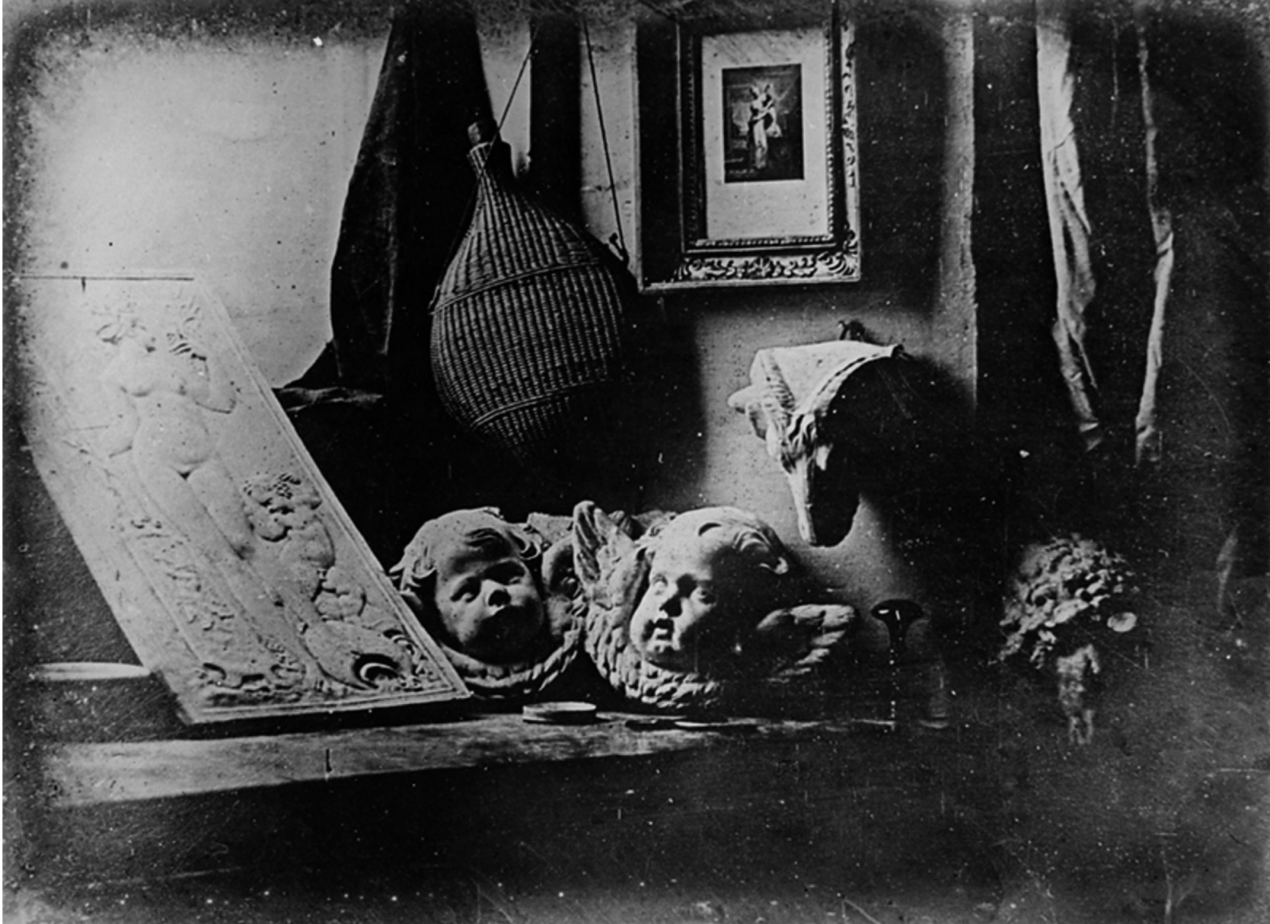 Louis-Jacques-Mandé Daguerre, The Artist’s Studio / Still Life with Plaster Casts, 1837, daguerrotipo. Archivo