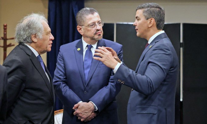 Luis Almagro, secretario general de la OE, Bernárdo Arévalo presidente de Guatemala y Santiago Peña presidente de Paraguay. Foto: Gentileza.