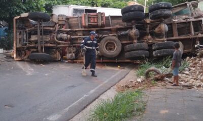 Enorme camión volcó en la zona del cementerio de Lambaré. Foto: @CuartoPoder_Py