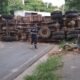 Enorme camión volcó en la zona del cementerio de Lambaré. Foto: @CuartoPoder_Py