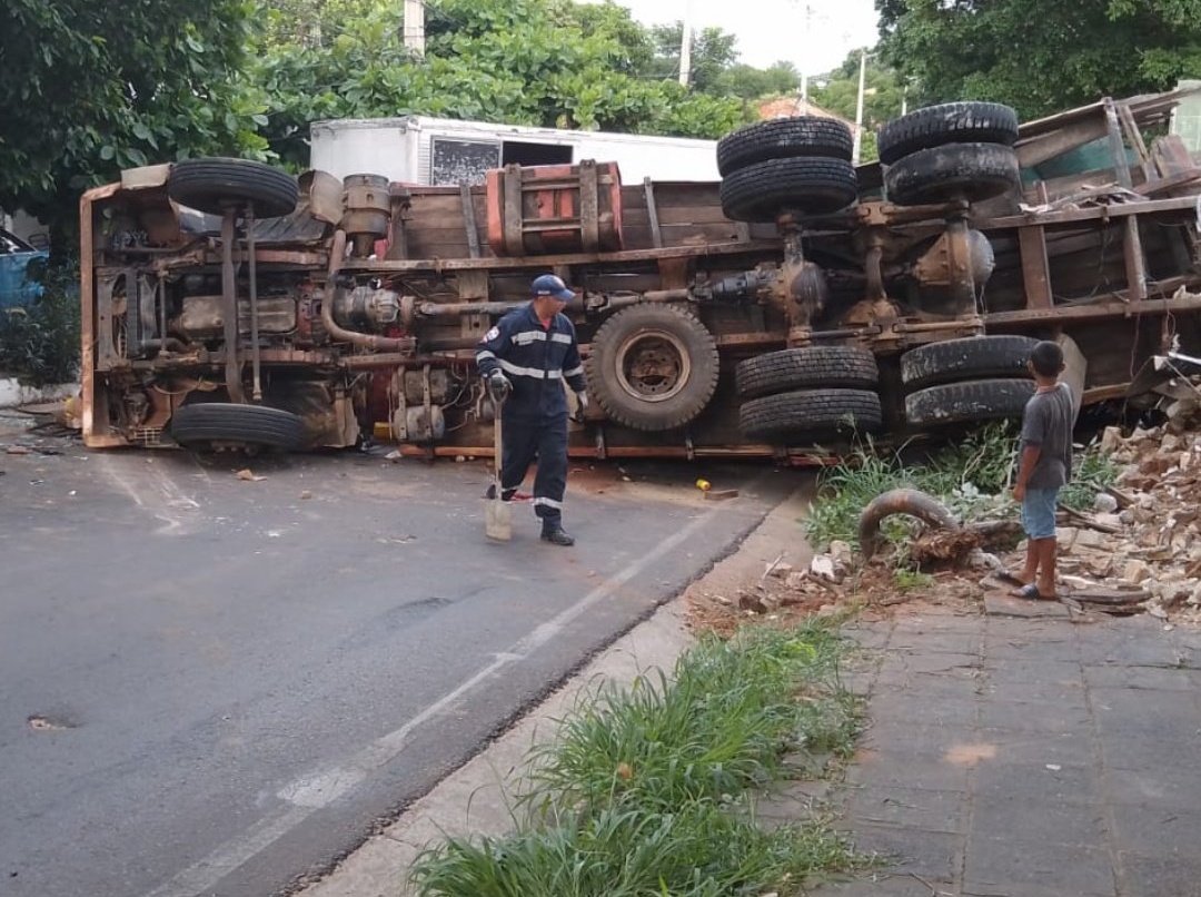 Enorme camión volcó en la zona del cementerio de Lambaré. Foto: @CuartoPoder_Py