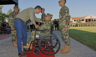 Santiago Peña condecoró a militares que realizan operativos. Foto: Gentileza.