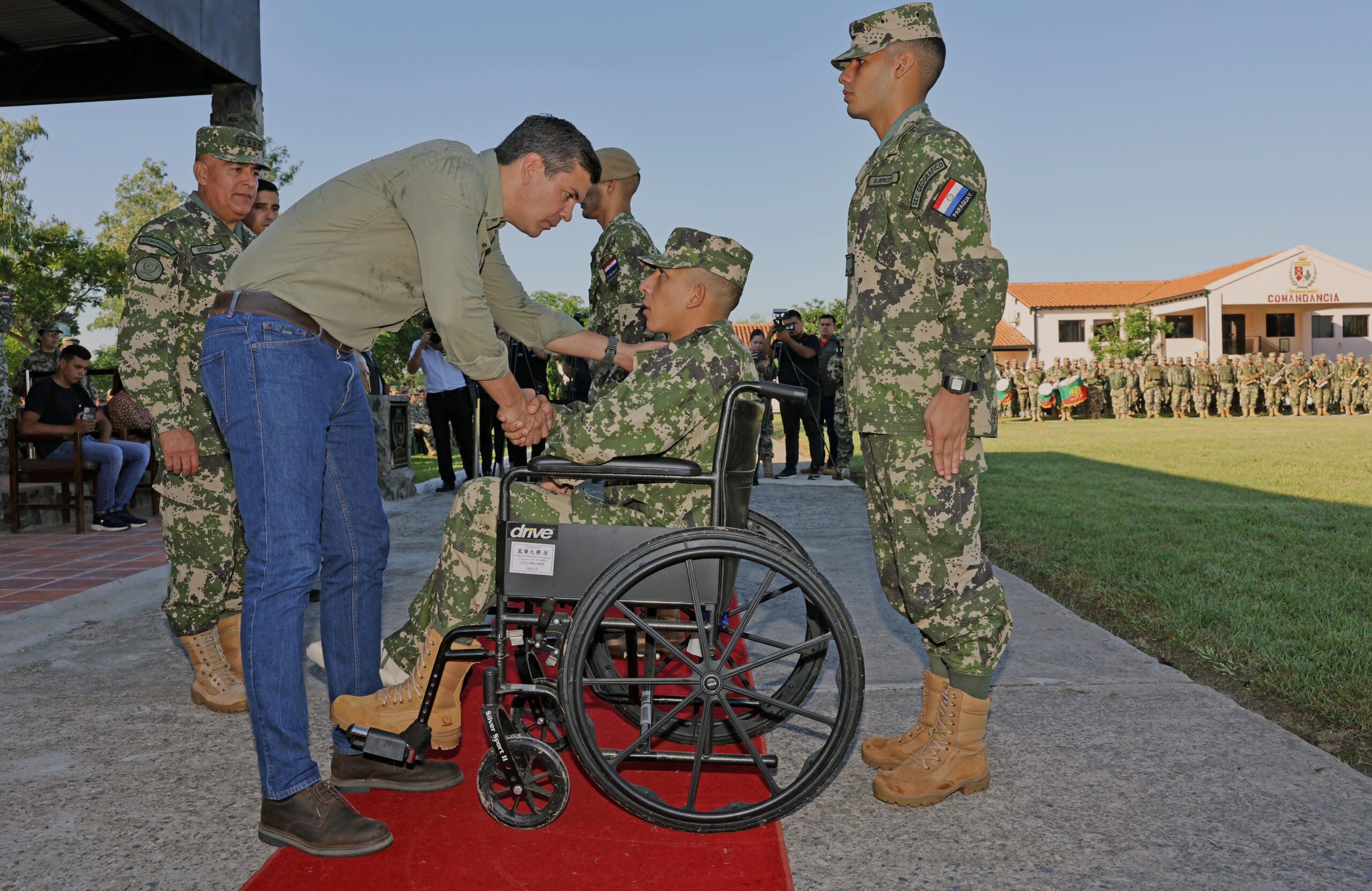 Santiago Peña condecoró a militares que realizan operativos. Foto: Gentileza.