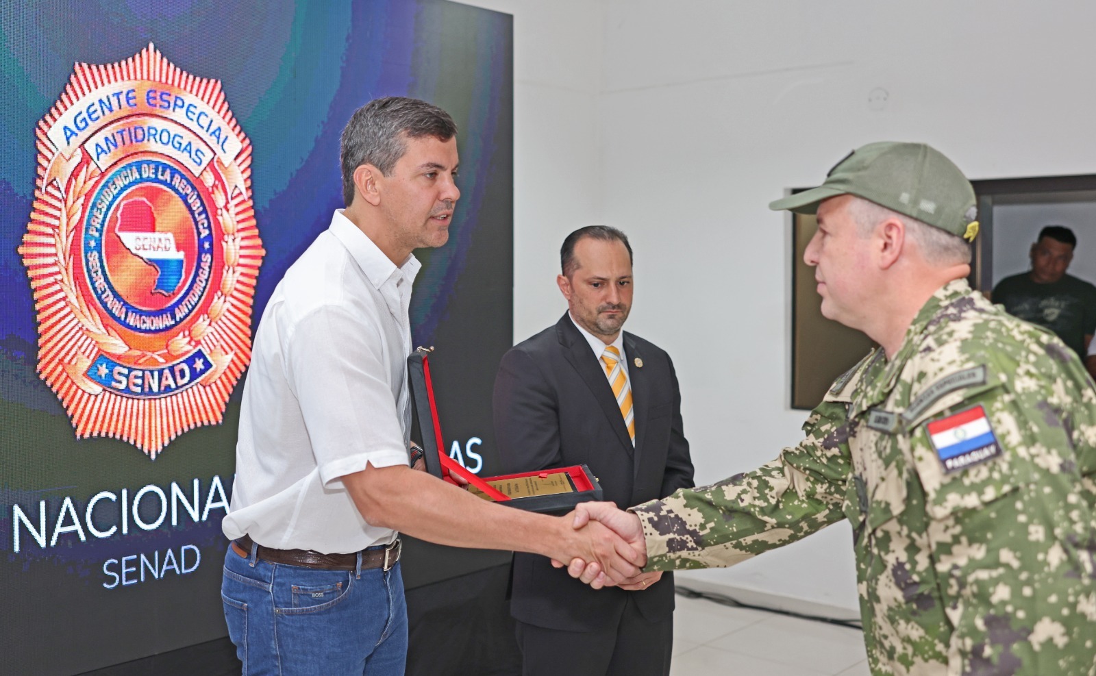 Santiago Peña con agentes de la Senad. Foto: Gentileza.