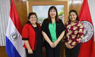 Cristel Ana Liz Benítez, junto a las autoridades de la UNA. Foto: Gentileza.