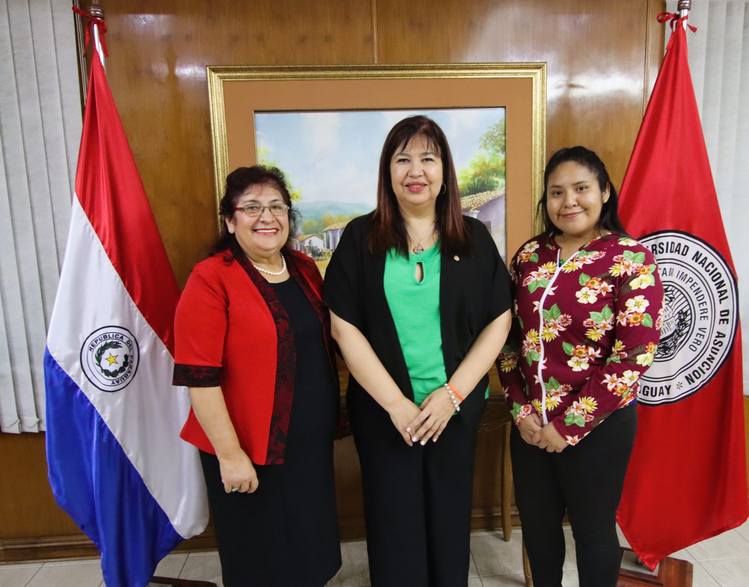 Cristel Ana Liz Benítez, junto a las autoridades de la UNA. Foto: Gentileza.