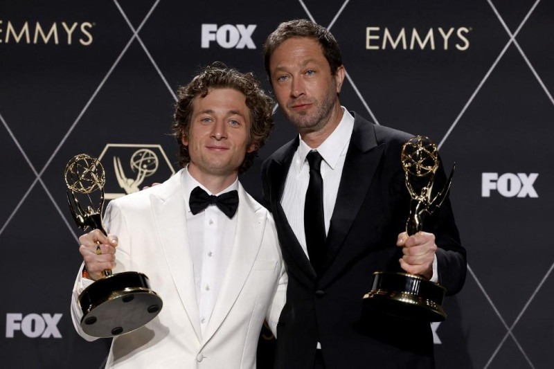 Jeremy Allen White y Ebon Moss